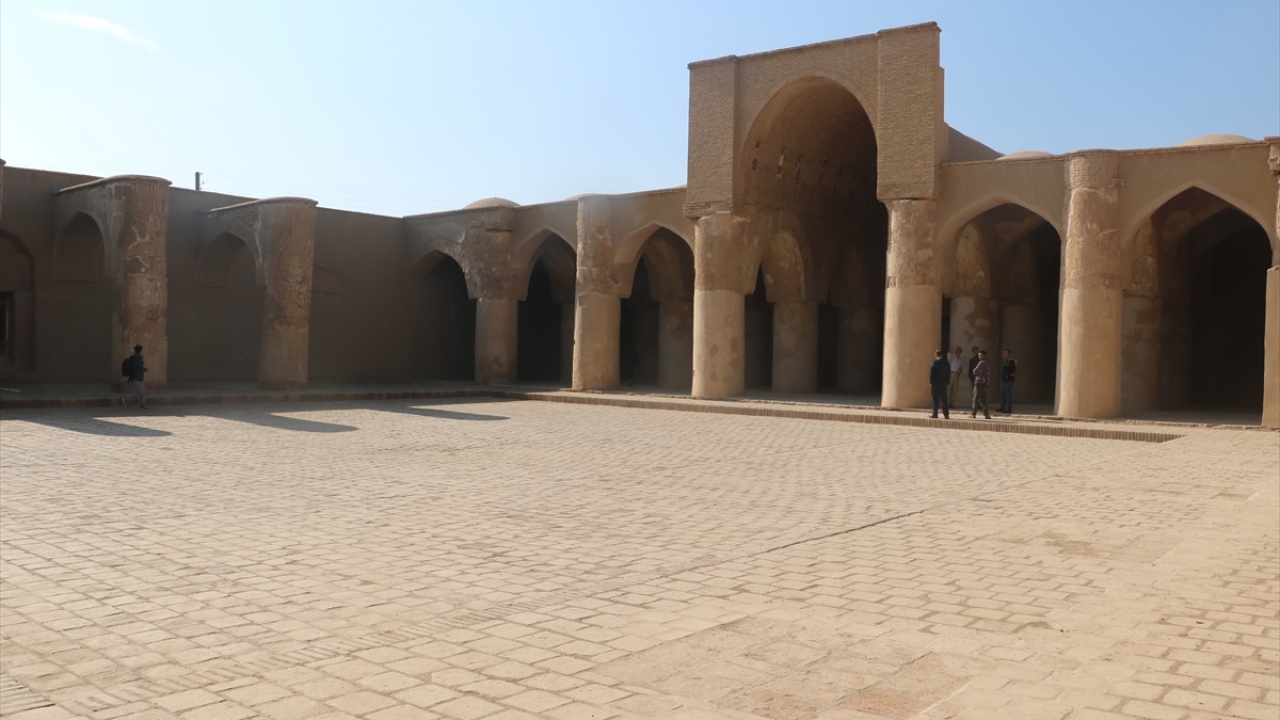 Minare ise daha sonra uzun yolculuk yapan kervanlara geceleri yol göstermek amacıyla inşa edilmiş. 