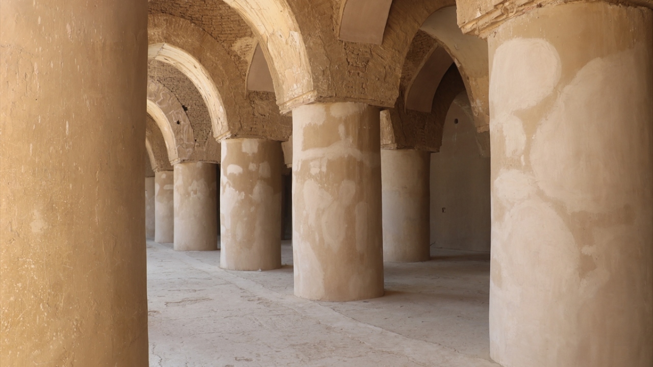 İran`ın önemli tarihi eserlerinden biri olan Mescid Camisi`nin altında, zamanında hangar olarak kullanılan bölüm de günümüzde caminin bir parçası olarak kullanılıyor ve cuma günleri burada namaz kılınıyor.