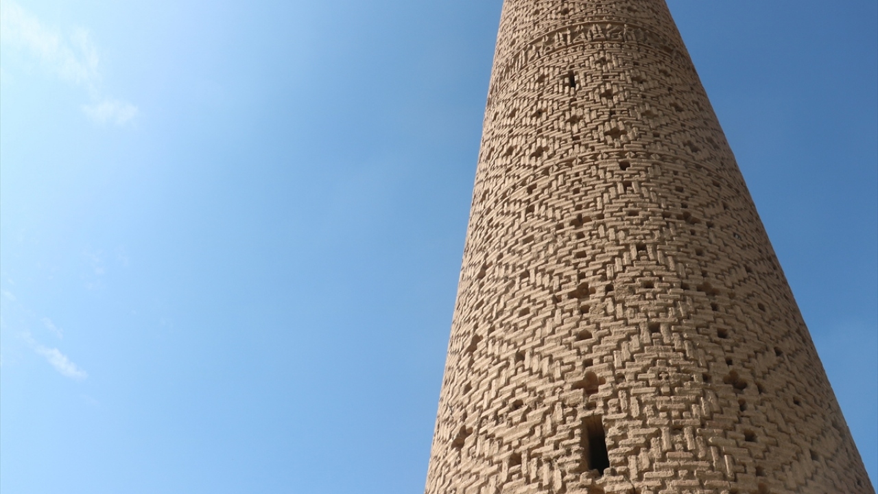 Mescide dönüştürülen hangardaki sütunlar çapraz şekilde akustik sistemle inşa edildiği için sütunlara yaslanarak çıkarılan en ufak bir ses bile çaprazındaki sütunda işitilebiliyor. 