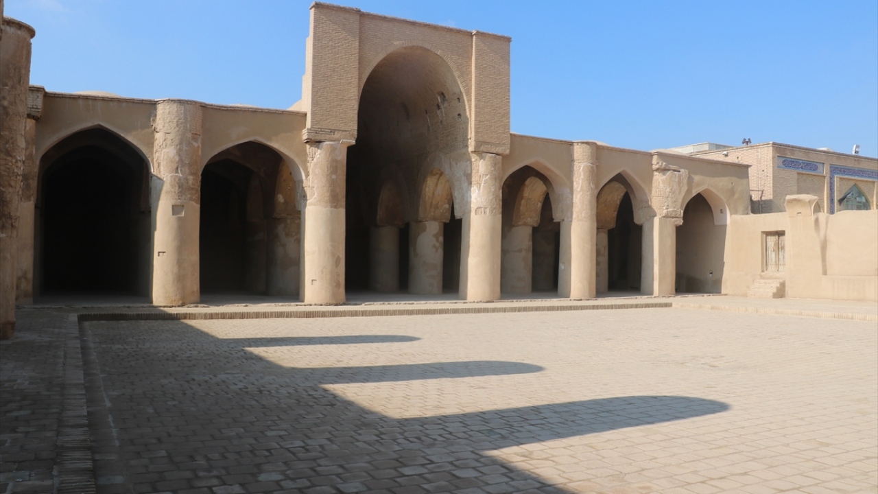 İran`da Damgan`ın yanı sıra Loristan, Kirman ve İsfahan gibi kentlerde de kervanlara yol göstermek amacıyla yapılan ve Selçuklu mimarisinin izlerini taşıyan kılavuz minarelere rastlamak mümkün.