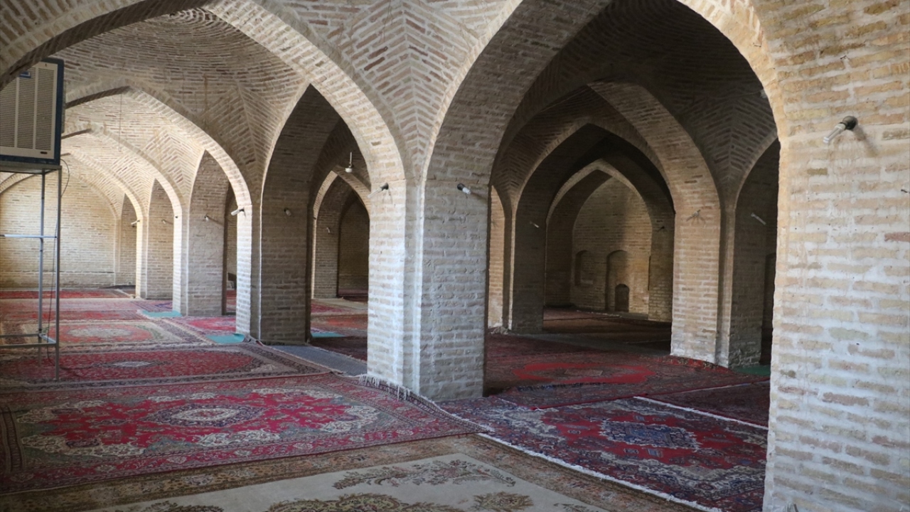 Geniş sütunlar dönemin mimari tarzını yansıtıyor