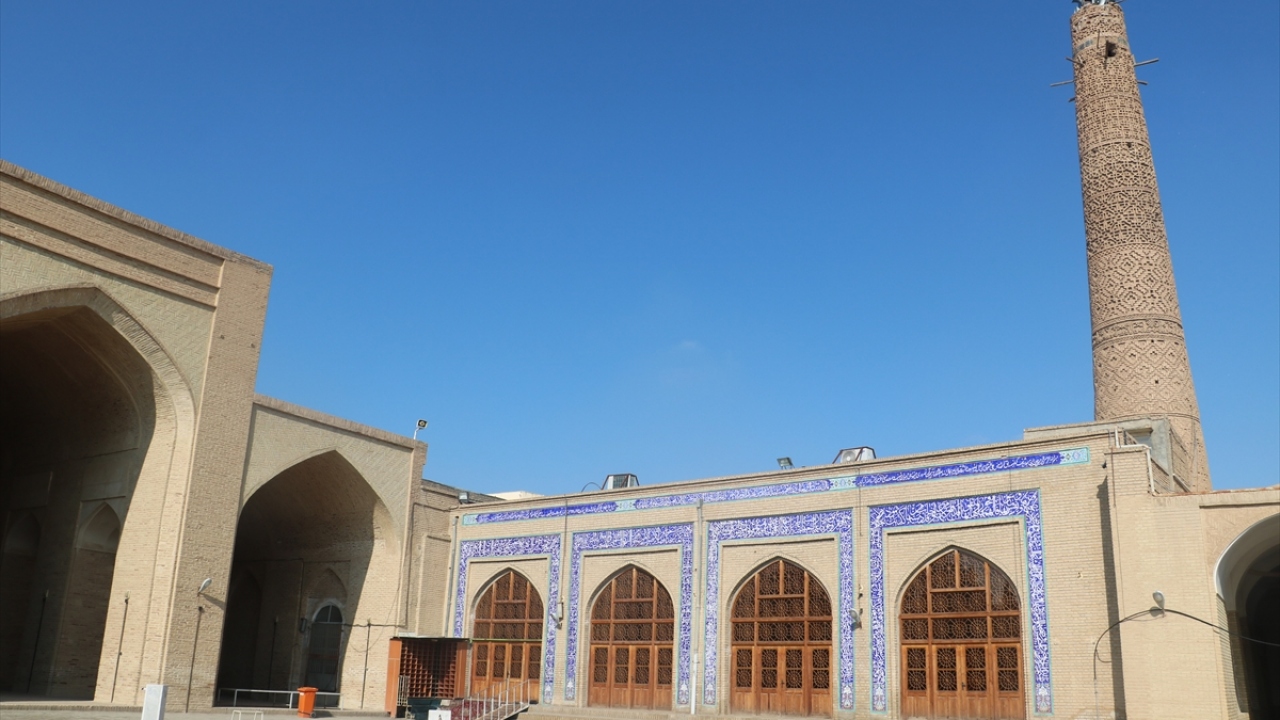 Her iki minarenin uzunluğu 26 metre ve içlerinde 86 basamak bulunuyor. Minarelerin üstünde kufi yazıyla yazılmış ayetler ve onları inşa eden Muhammed oğlu Bahtiyar`ın ismi yer alıyor. 