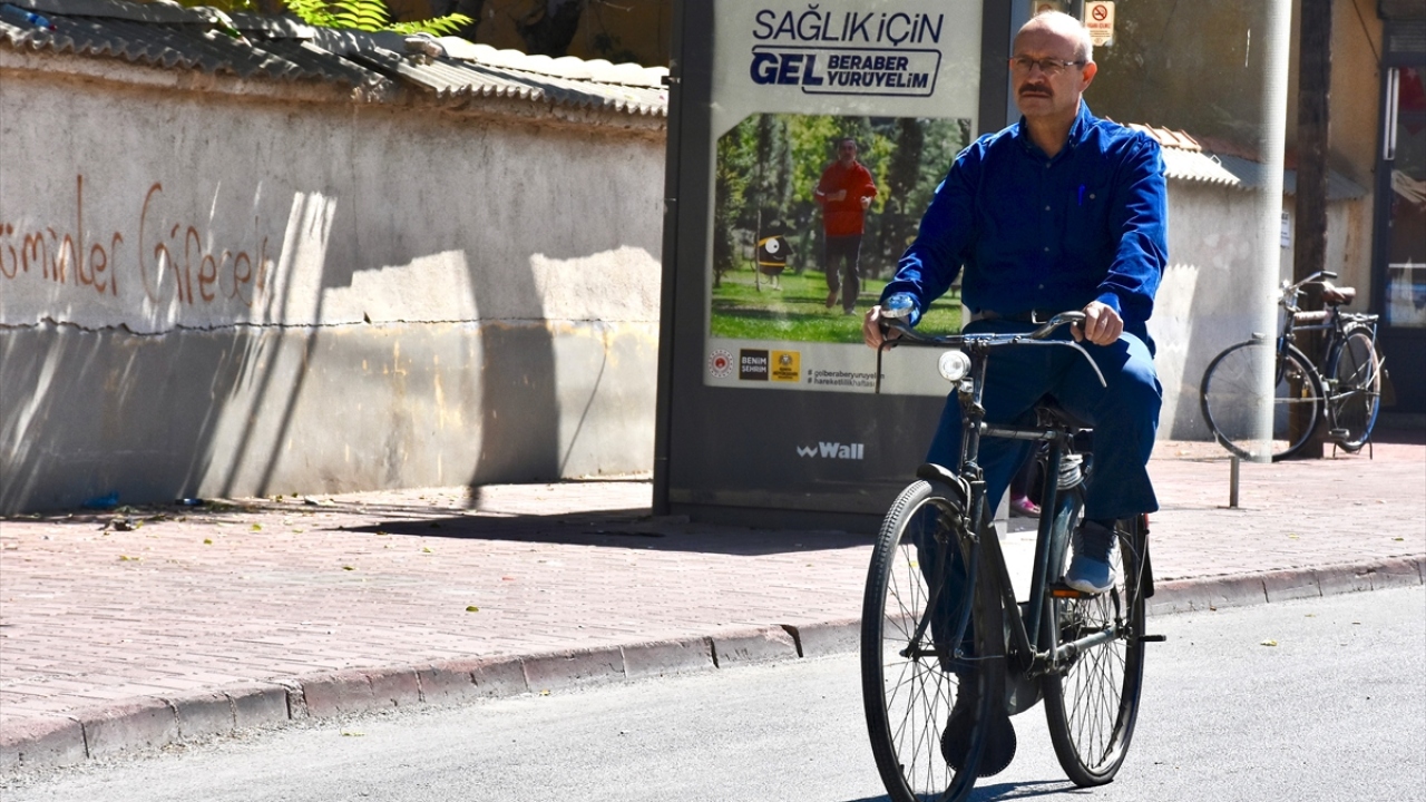 Trafikte bisikletlilerin yaşadığı bazı zorluklara dikkati çeken Sorgun, bu aracın trafikte saygı görmesi ancak bisikletlinin de kurallara uyması gerektiğinin altını çizdi.