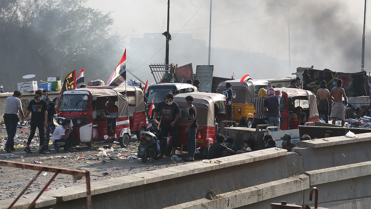 Gösteri alanında yoğun şekilde atılan göz yaşartıcı gaz bombaları sonucu beyaz dumanlar oluşurken, tuk tuklar bu sisli ortamdaki kargaşaya aldırmadan hızlı şekilde hareket edip, ölü veya yaralıları hastanelere taşıyor.