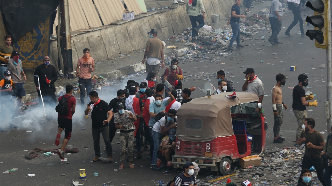 Sosyal medyada da bu motor taksilerle ilgili yazı ve karikatürler yayımlanıyor. Iraklı bir kız öğrencinin gösteriler sırasında mizahi olarak, üzerinde "Kimseyle değil, tuk tuk şoförüyle evleneceğim" yazan pankart taşıdığı görüldü.