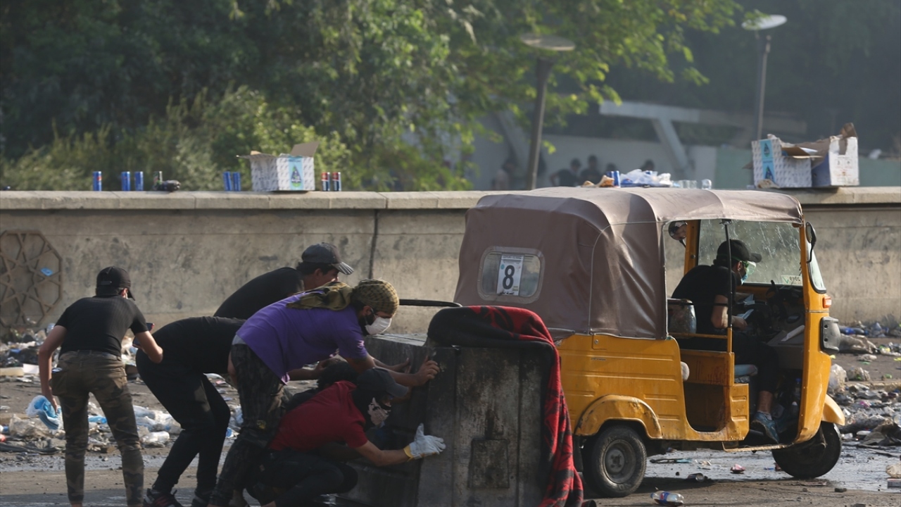 Tuk tuklar en ön saftaki göstericilerin yanında yer alarak, güvenlik güçleri tarafından yapılan müdahaleler karşısında kendilerini siper ediyor. Bazı tuk tukların üzerinde "Ambulans Tuk Tuk" ifadesi yazıyor.