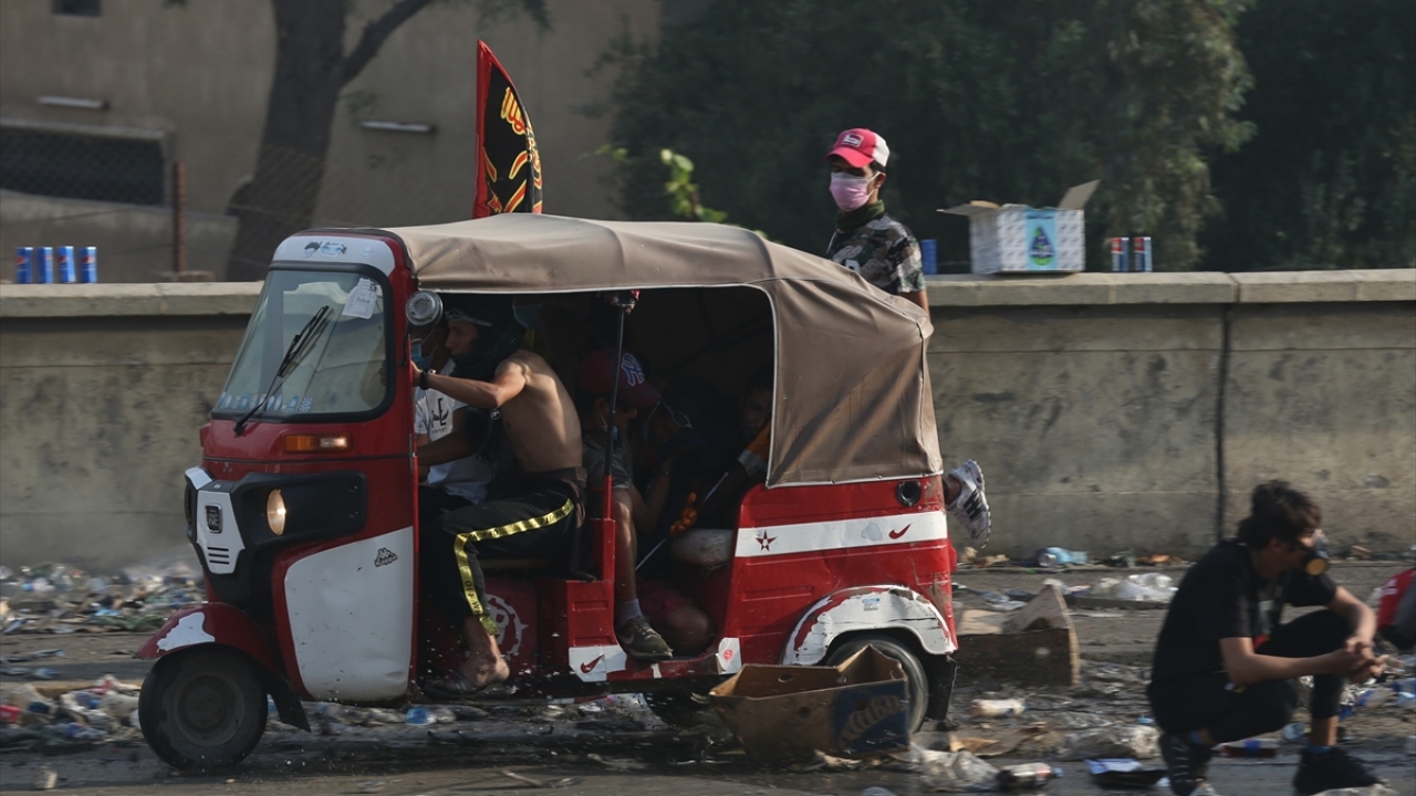 Bağdat`taki gösterilerin yapıldığı alanda Sağlık Bakanlığına bağlı az sayıda ambulans bulunuyor. Ambulans görevi yapan bu araçlar, Iraklıların bir anda hayatına girdi ve gösterilerin "sembolü" haline geldi.
