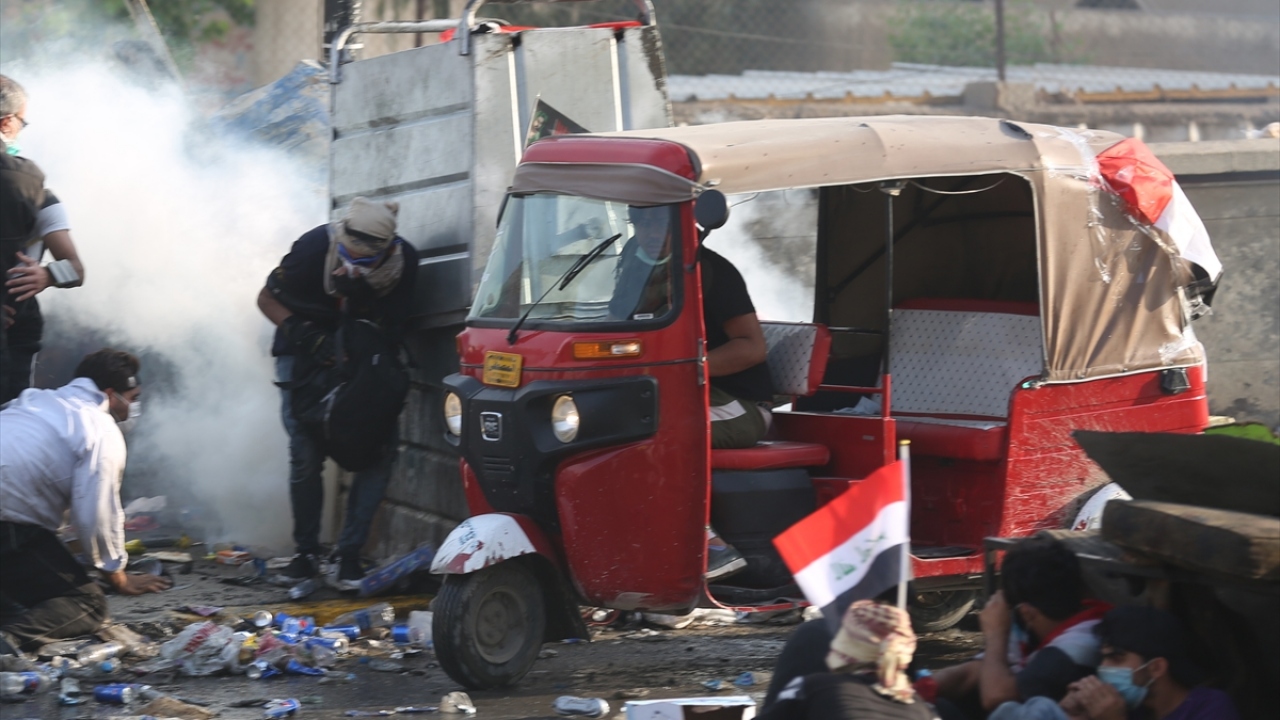 Birleşmiş Milletler (BM) Irak Yardım Misyonu Başkanı Jeanine Hennis Plasscharert de Tahrir Meydanı`na gittiğinde üç tekerlekli bu aracı kullandı. Plasscharert`in bu tutumu Iraklılar tarafından sempatiyle karşılandı.