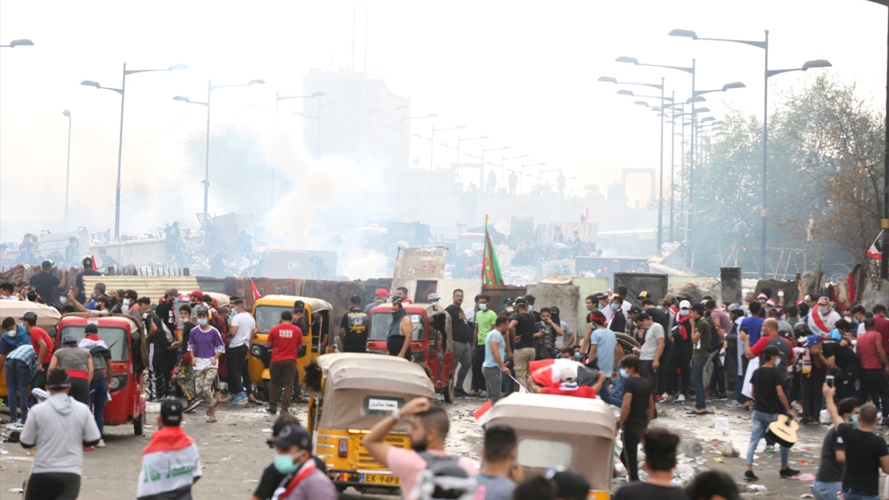 Tahrir Meydanı ve çevresinde sabahın erken saatlerinden gece yarısına kadar kalabalıkların içinde hızlı şekilde dolaşan çeşitli renklerde onlarca tuk tuğa rastlanıyor. 