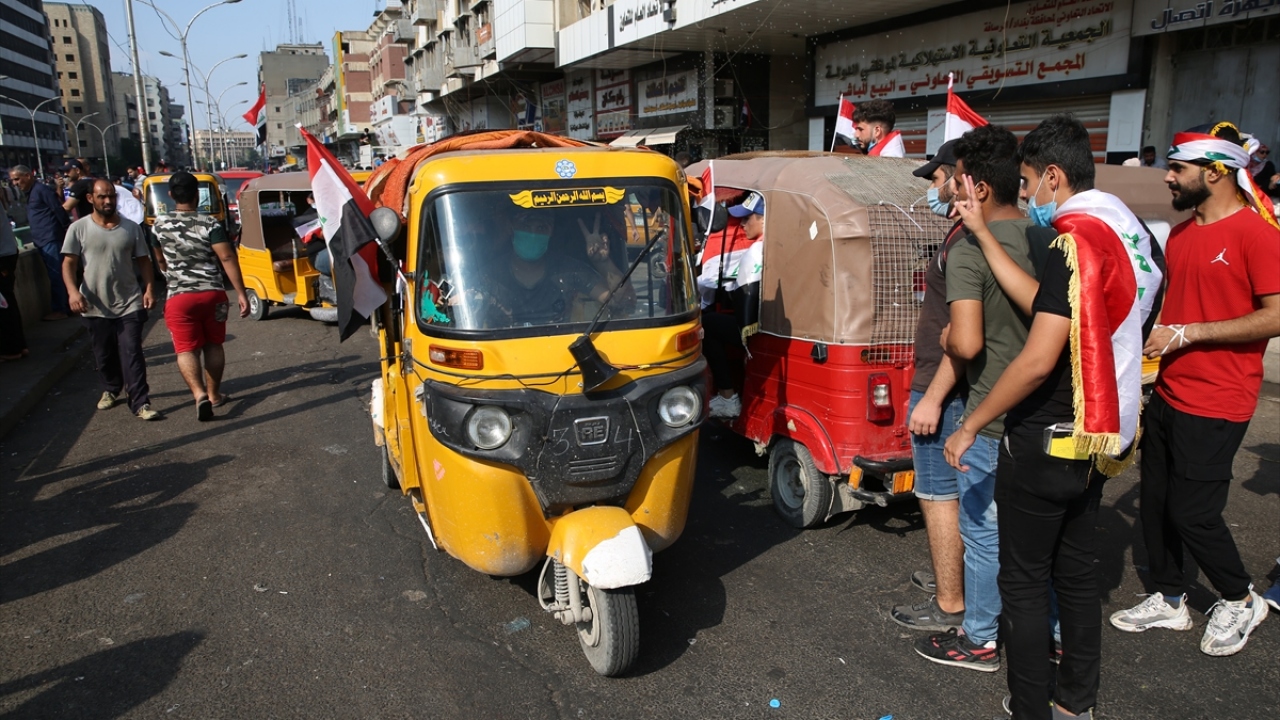 Bir diğer tuk tuk şoförü Hüsam Hüseyin de Tahrir Meydanı ve çevresinde yaklaşık 500 aracın çalıştığını belirtti.