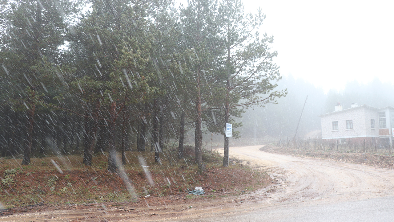 Türkiye’nin önemli kayak merkezlerinden Kartalkaya’ya mevsimin ilk karı düştü. 