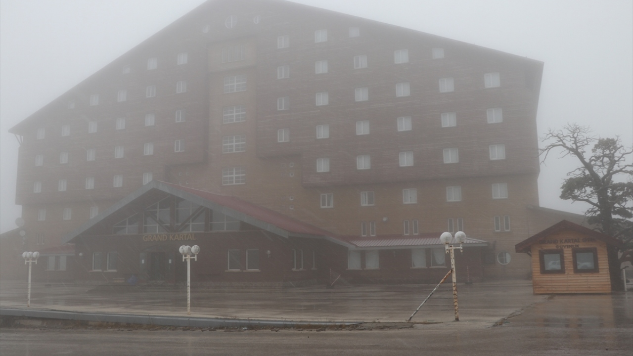 Yağışın aralıklarla devam ettiği Kartalkaya’da, kar kalınlığı yüksek kesimlerde 5 santimetreye ulaştı.