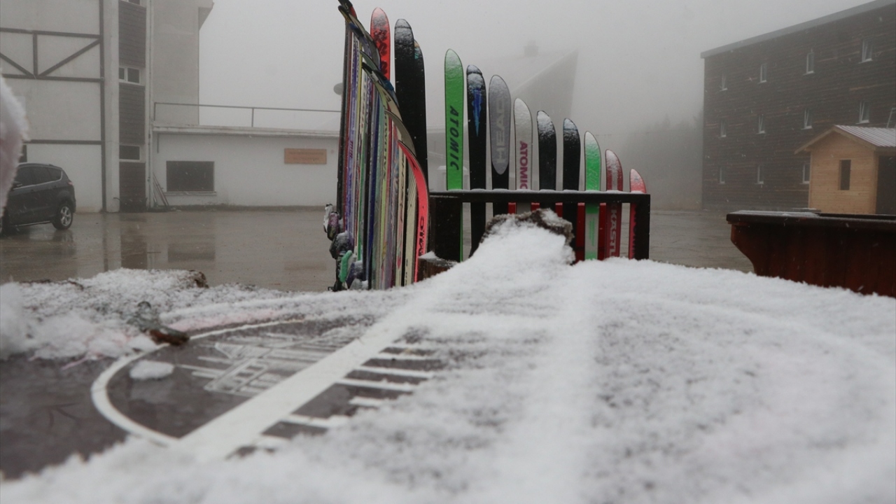 Meteoroloji yetkililerinden alınan bilgiye göre, yüksek kesimlerde kar yağışının bu gece etkili olması ve hafta sonu itibarıyla sıcaklıklarda düşüş yaşanması bekleniyor.