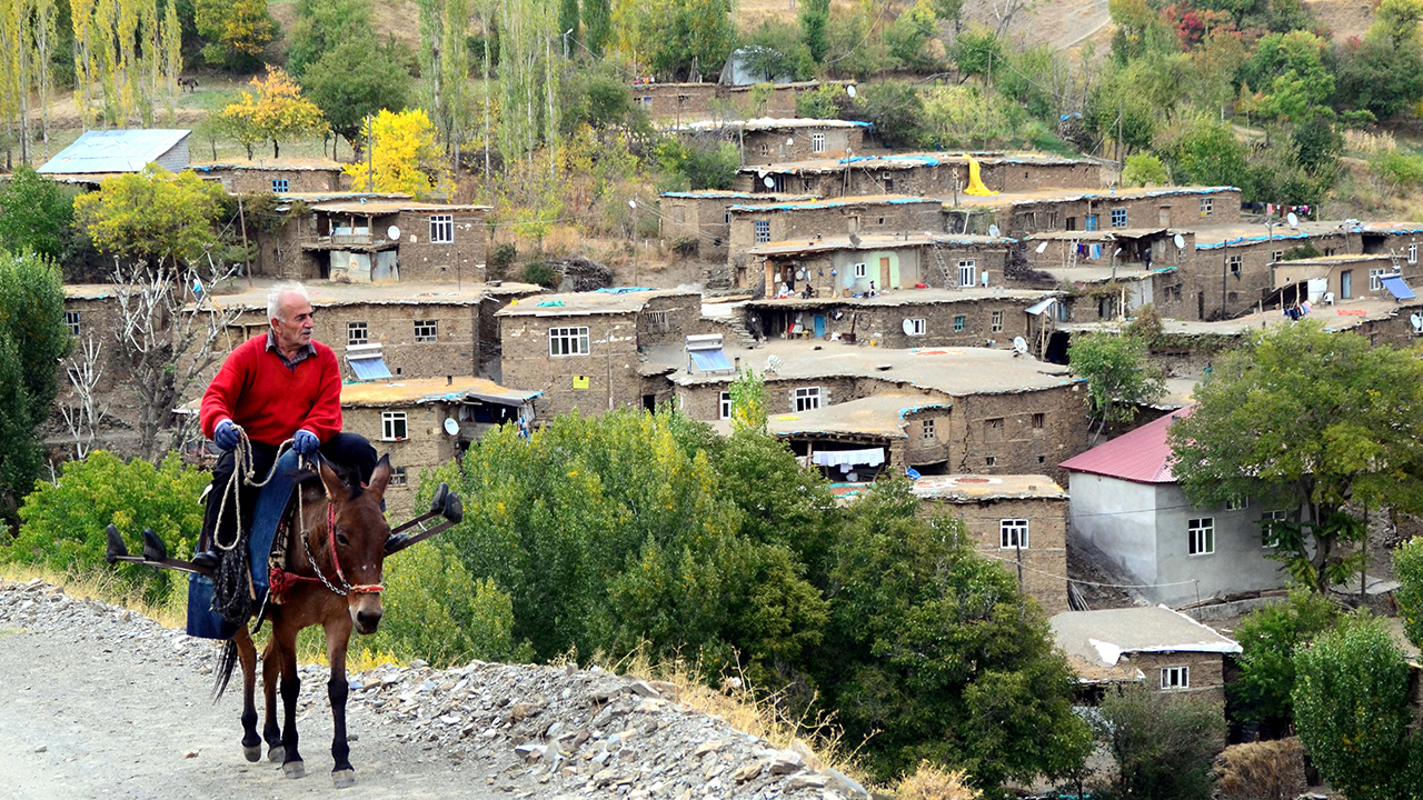 Temiz havası, suyu, yemyeşil dağları, nehirleri ve doğal yapısıyla yeryüzü cennetini andıran ilçe, doğayla iç içe zaman geçirmek isteyen çok sayıda ziyaretçiye ev sahipliği yapıyor.