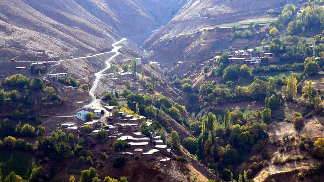 Doğal güzellikler ve yaşam ile taş evleri görüntülemek için yüzlerce fotoğraf sanatçısının geldiği ilçe, bugünlerde de büründüğü renk cümbüşüyle ziyaretçilerini ağırlıyor.