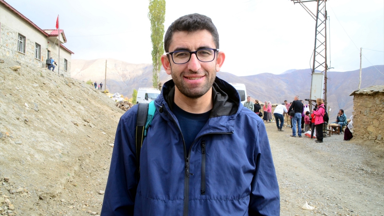Fotoğraf sanatçısı Mehmet Fatih Özdemir, 9 gün sürecek Hizan, Bingöl ve Tunceli sonbahar konulu fotoğraf gezisi kapsamında ilçeye geldiklerini söyledi.