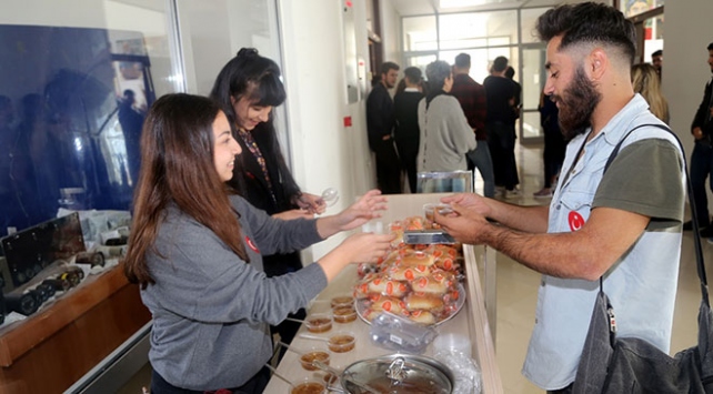 Cumhuriyet'i anlatan sergide üzüm hoşafı ikram edildi
