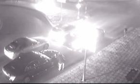 Valinin makam aracındaki Türk bayrağını öptü