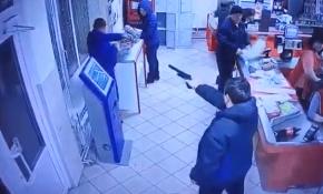 Oyuncak silahla soygun girişimini müşteriler önledi