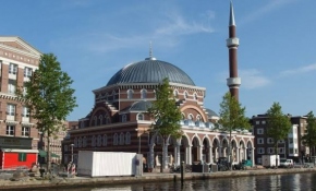 Amsterdam'da minaresi olan tek cami