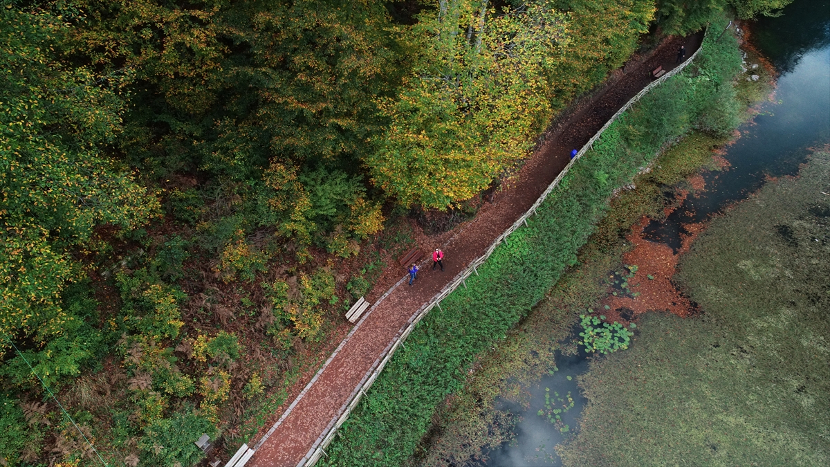 Ordu`nun Gölköy ilçesinde bulunan ve Türkiye`nin 36. Tabiat Parkı olma özelliğini taşıyan Ulugöl, sonbaharda oluşan renk cümbüşüyle yerli ve yabancı turistlerin ilgisini çekiyor. 