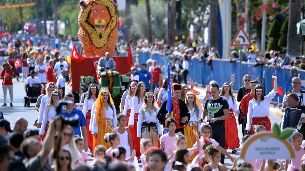 Festivalin açılışı, tonlarca narenciye kullanılarak oluşturulan birbirinden ilginç figürler ve 25 ülkeden gelen sanat gruplarının yer aldığı kortejle yapıldı.