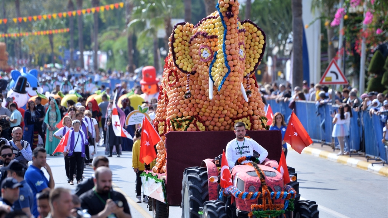 Narenciye üreticisi kadınların, meyvelerle süsledikleri traktörleriyle katıldıkları korteje, çocuk grupları, bisikletli gezginler ve tiyatro toplulukları da katıldı.