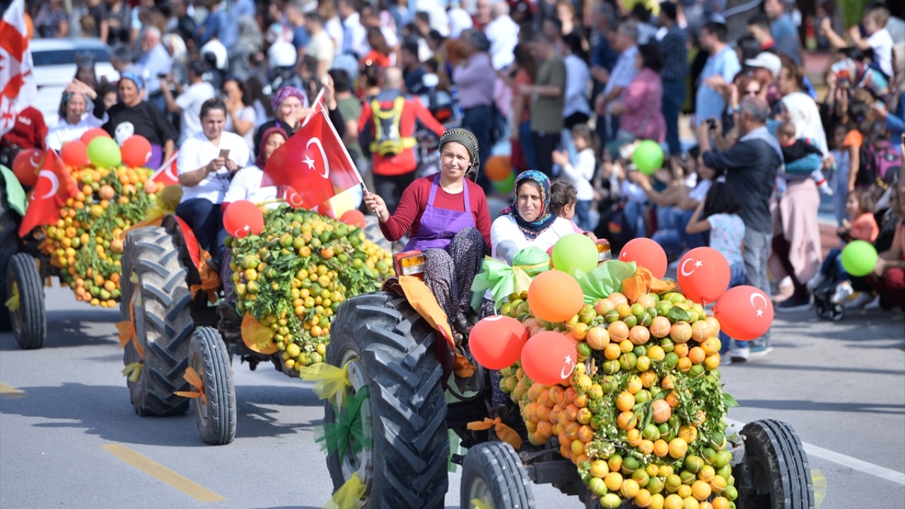 Kortejde, 50 tondan fazla narenciye kullanılarak yapılan aslan, fil, motosiklet, portakal, limon, gitar gibi 10 devasa figür de yer aldı.