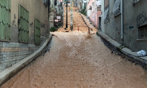 İzmir'de altyapı çalışmaları sırasında su borusu patladı