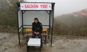 Salih artık araçlara yol kenarındaki yerinden el sallayacak