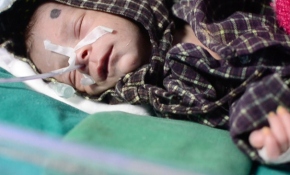 Hindistan'da kız bebeği canlı canlı gömmek isteyen dedeye suçüstü