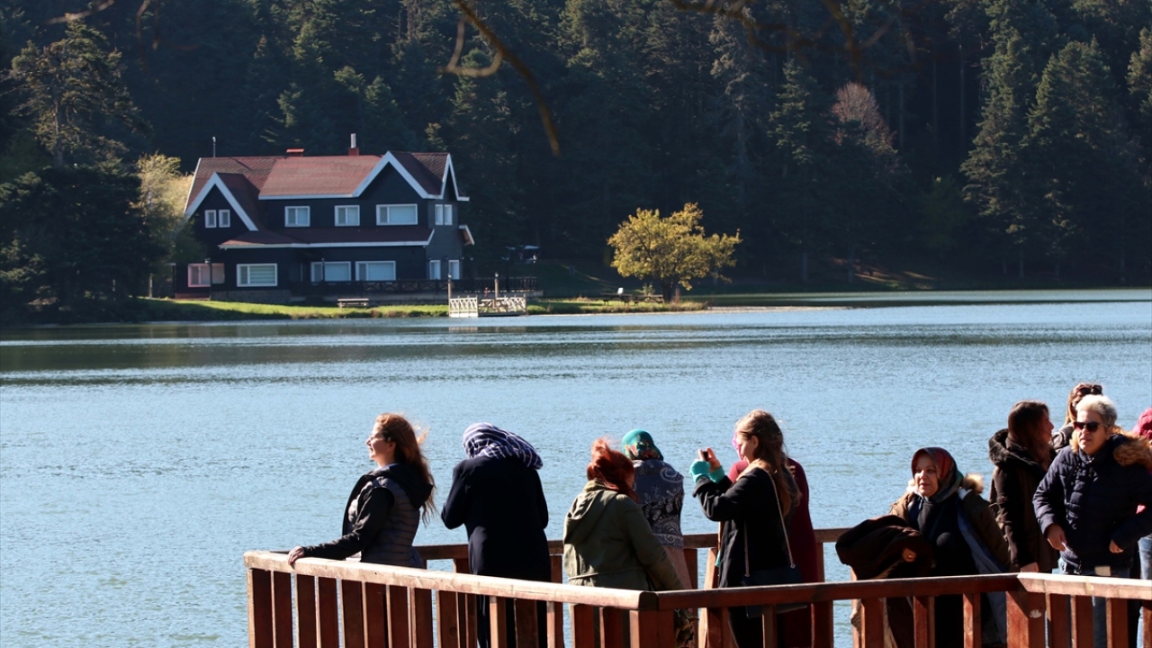Bolu`ya yaklaşık 15 kilometre uzaklıkta bulunan ve dört mevsim ayrı güzelliğe bürünen Gölcük Tabiat Parkı`nda sonbahar güzelliği yaşanıyor.