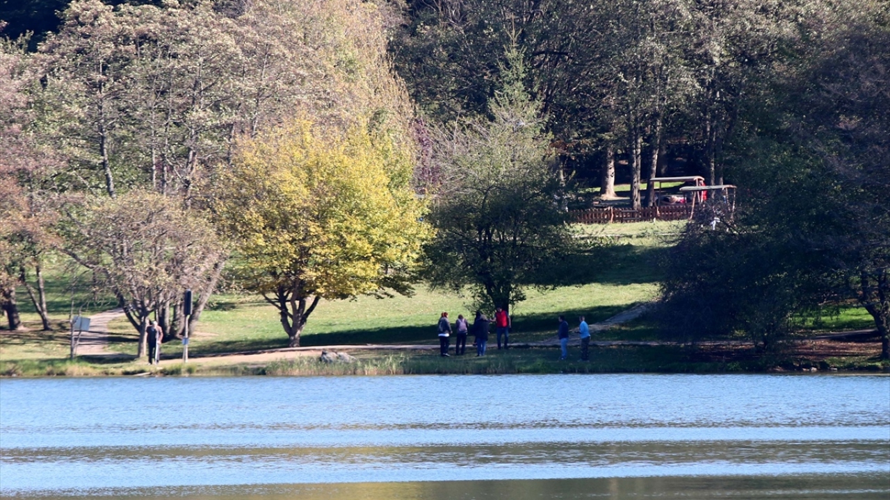 Araçlarıyla bu yoldan geçen tatilciler, seyrine doyumsuz manzara eşliğinde seyahat ediyor.