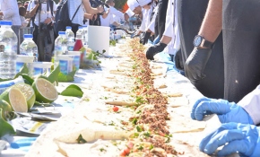 Mersin'de 33 metrelik tantuni yaparak rekor kırdılar