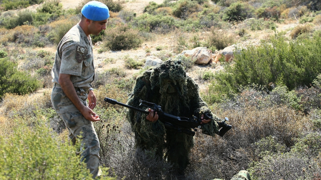 Silahlar ve Atış Konular Kurul Başkanı Jandarma Yarbay Uğur Efe, Foça Jandarma Komando Okulu ve Eğitim Merkezi Komutanlığında keskin nişancı kursu kapsamında iki hafta süreyle kursiyerlere eğitim verildiğini aktardı.