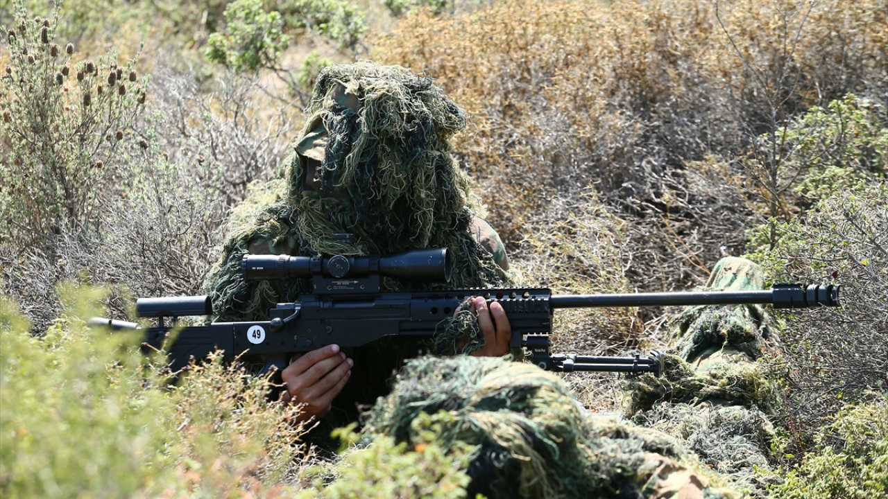 Atış hassasiyetini maksimuma çıkaran serbest salınımlı namlunun bulunduğu tüfekte, kullanıcıya göre ayarlanabilen, amortisörü sayesinde geri tepme kuvvetini sönümleyebilen fonksiyonel dipçik yer alıyor.
