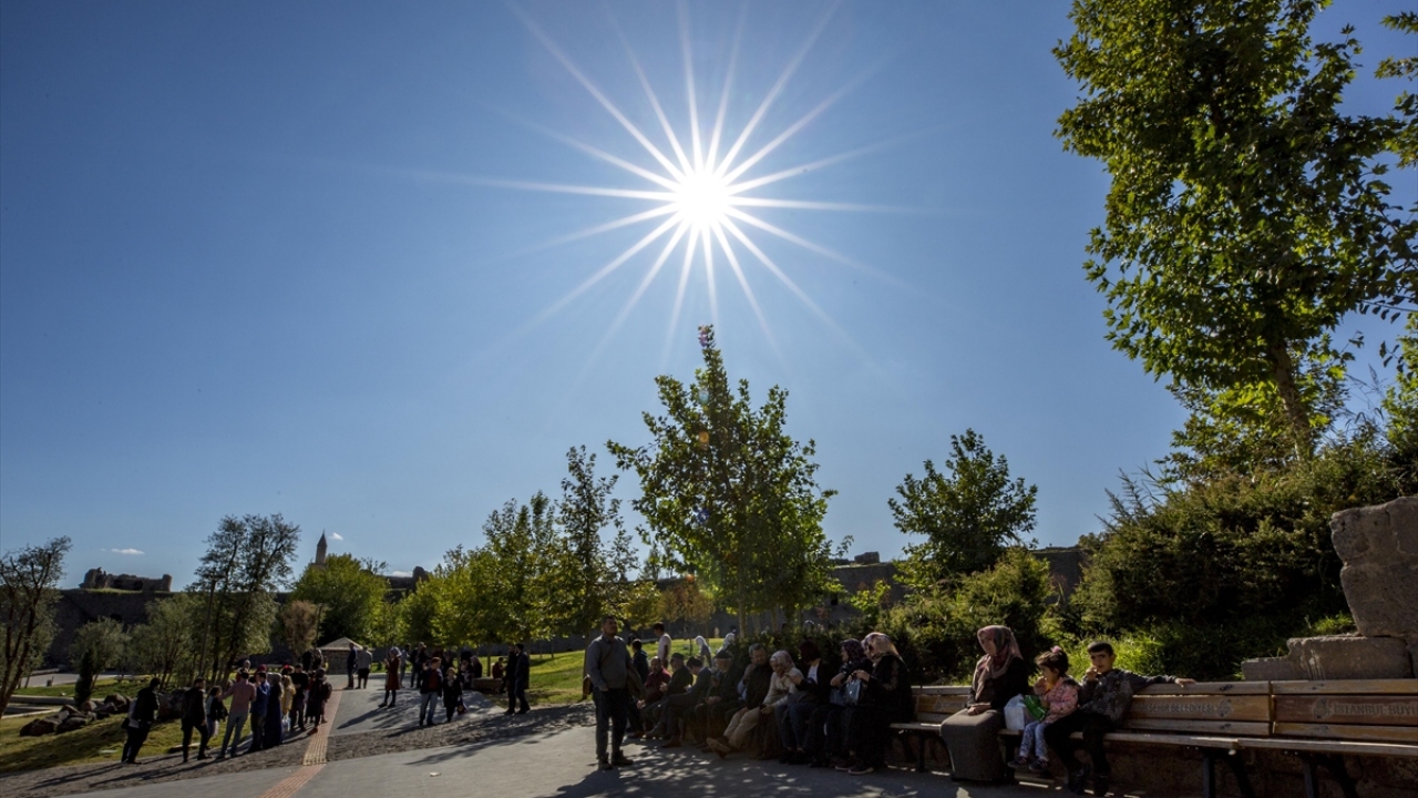 Bu görsel şöleni görüntülemek isteyen fotoğraf tutkunları, "şehrin kalbi" olarak bilinen İçkale yerleşkesinden başlayarak Keçi Burcu`na kadar "masalsı bir yolculuk" yapıyor.