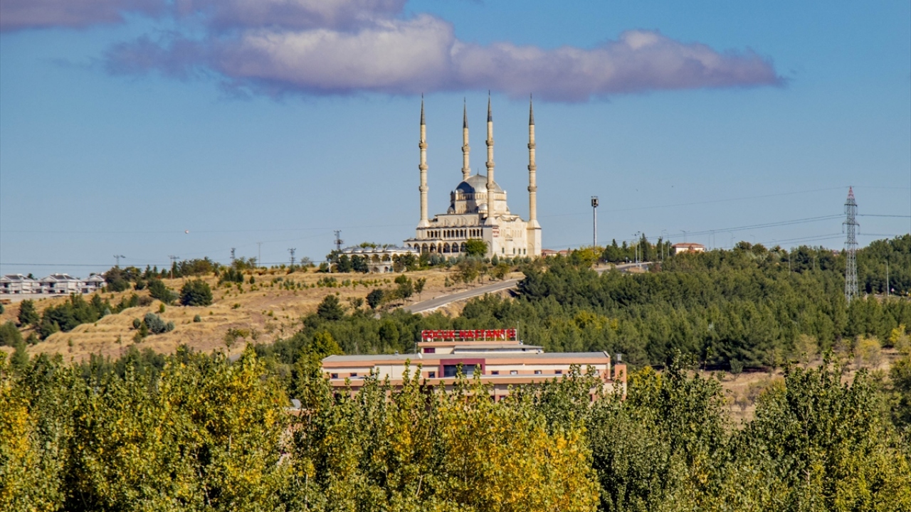 Su ve kuş sesleri arasında masmavi gökyüzü ile tarihi surları da kadrajlarına sığdırma şansı bulan fotoğraf tutkunları, yaklaşık 3 saat süren yolculukta hem manzaranın hem de temiz havanın tadını çıkarıyor.