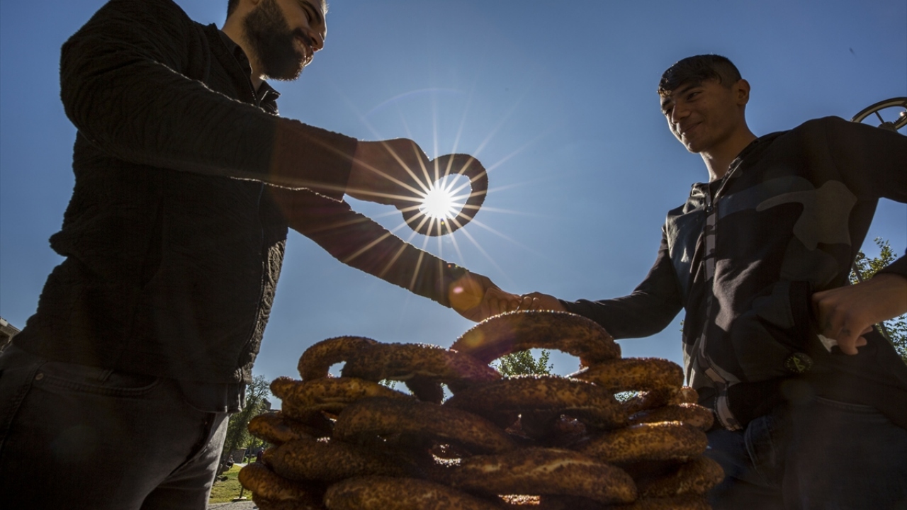 Geziden büyük keyif aldığını vurgulayan Karakaş, "Burası bölgenin ilk yerleşim yerlerinden biri ve UNESCO Dünya Kültür Mirası Listesi`nde yer alıyor. Burada şahane bir manzara var." diye konuştu. 
