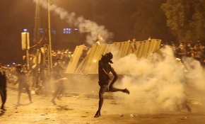 Iraklı göstericiler, İran Konsolosluğu binasında Irak bayrağı açtı