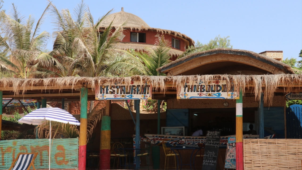 Başkente en yakın turistik kent olan Toubab Dialaw 3 bini geçmeyen nüfusuyla, misafirlerine ülkenin popüler turistik kenti Saly’e nazaran çok daha sakin bir ortam sunuyor.