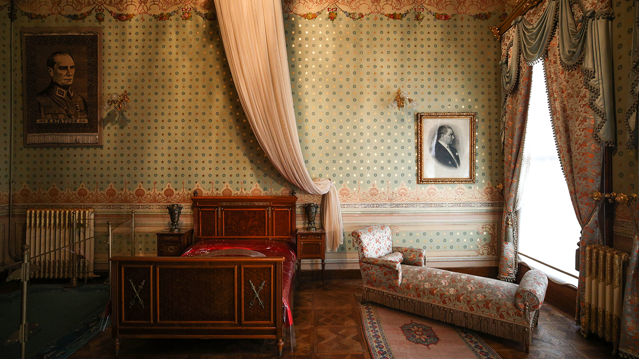 Dolmabahçe Sarayı, Atatürk`ün İstanbul`daki ilk hitabını yaptığı, hayata gözlerini yumduğu ve cenaze töreninin yapıldığı yer olması dolayısıyla büyük önem taşıyor. 