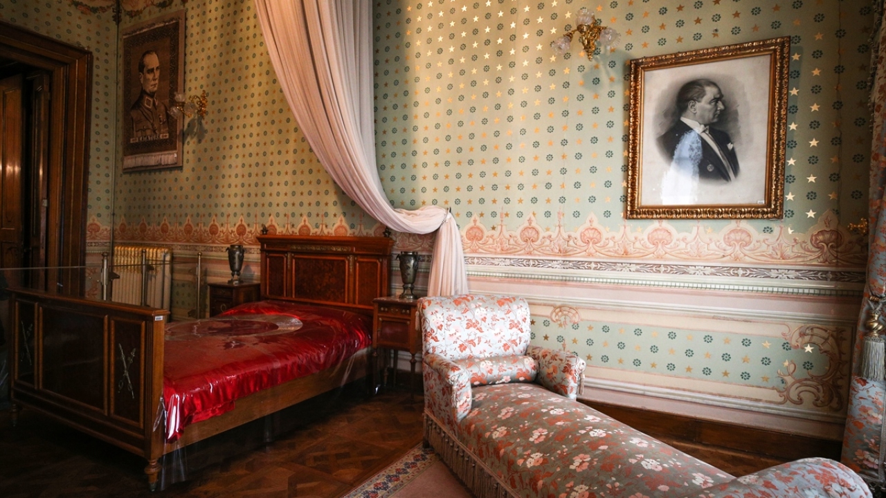 Daha sonra Atatürk`ün çalışma odası, hayata gözlerini yumduğu oda ve banyosunu ziyaret edecek.