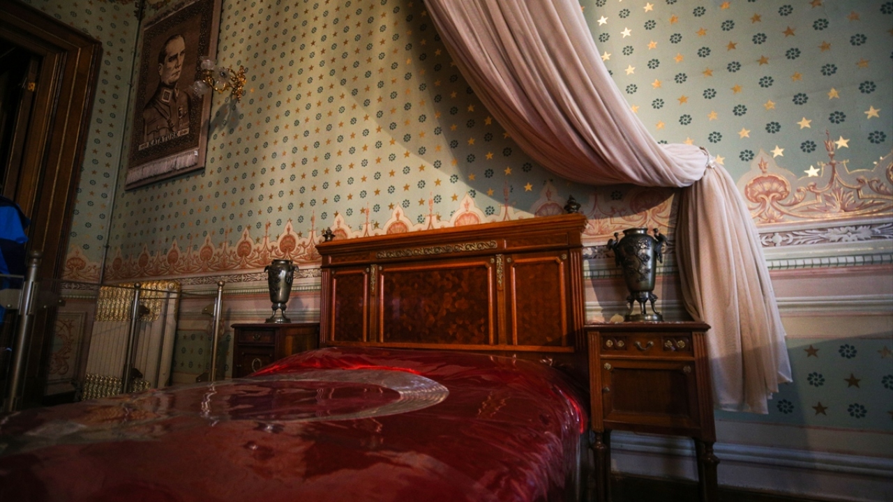 Dolmabahçe Sarayı, 10 Kasım günleri genel ziyarete kapatılırken, sadece Atatürk`ün çalışma odası, hayata gözlerini yumduğu oda görülebiliyor.