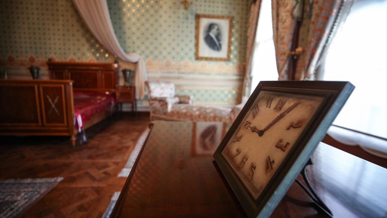 Büyük Önder Atatürk`ün hayata gözlerini yumduğu saat 09.05`te sirenlerin çalmasıyla saygı duruşunda bulunulacak ve İstiklal Marşı okunacak.