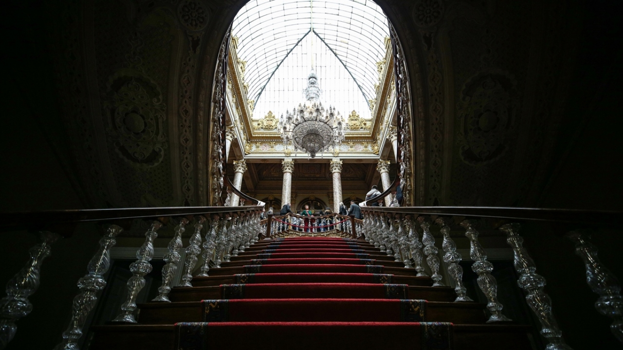 Halife Merdivenleri ile bir kat yukarı çıkacak ve Mavi Salon`a giriş yapacak. 