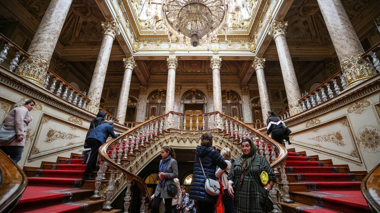 Ardından Pembe Salon ve Japon Salonu olarak adlandırılan bir sofadan geçerek alt kata inecek ve çıkışa ulaşacaklar.