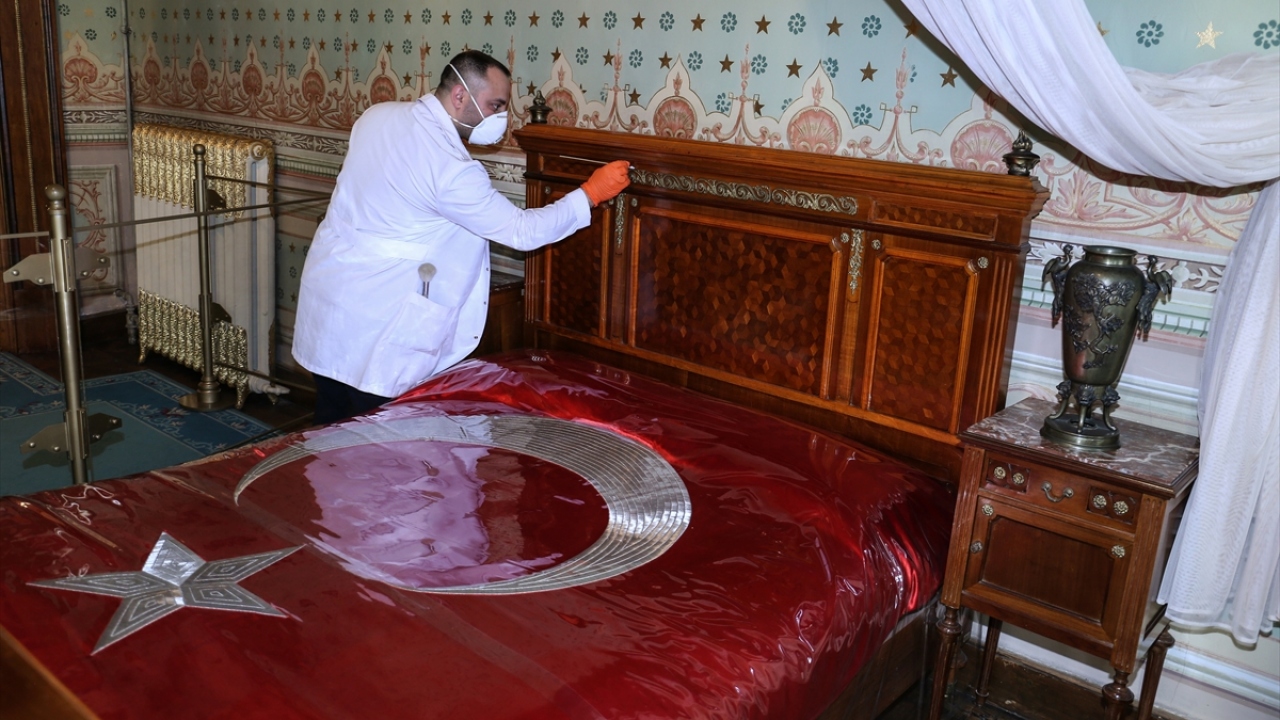 205 kişilik ekip, 10 binlerce insanı ağırlayacak olan saray ve çevresinde ziyaretçilerin en rahat ve sorunsuz şekilde ziyaretini gerçekleştirebilmesi yoğun bir mesaiyle çalışıyor.