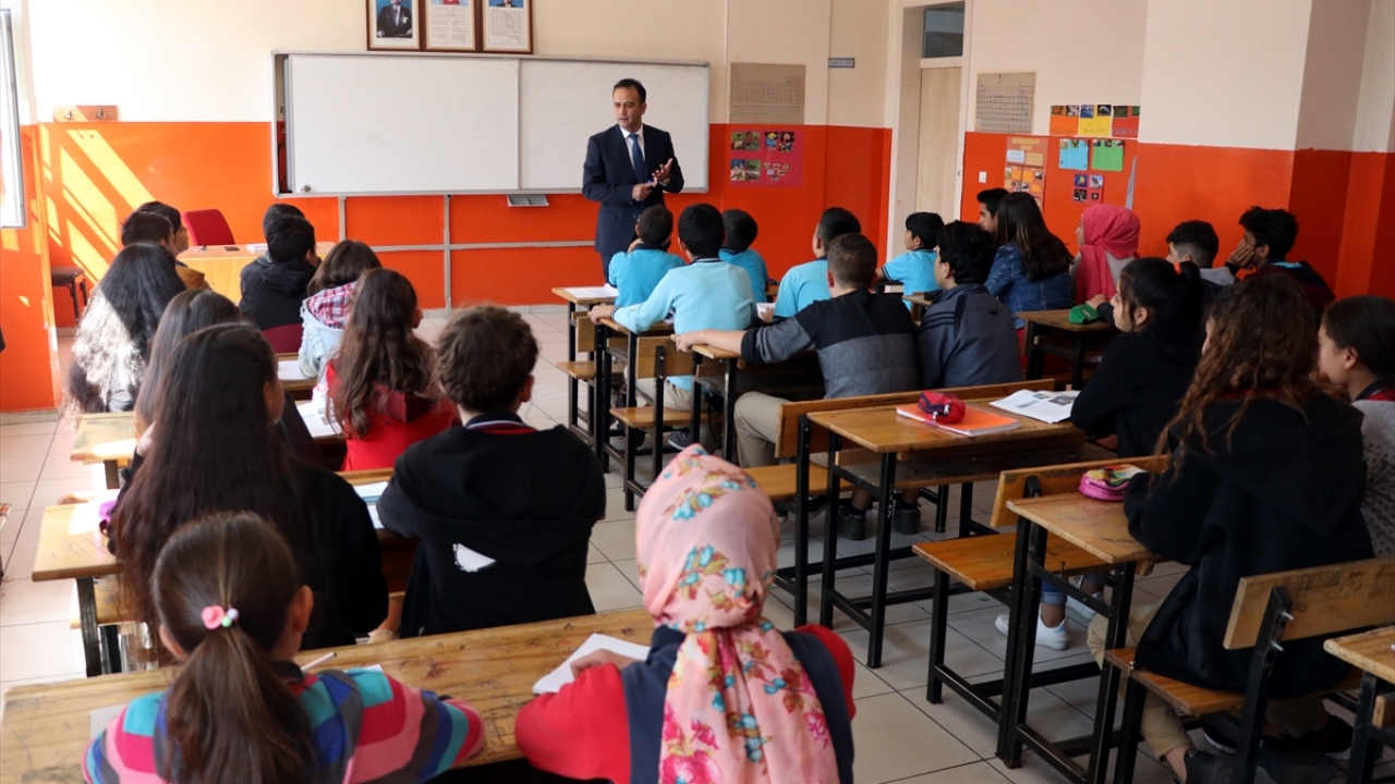 Fen bilgisi öğretmeni Göktaş, 2011 yılında katıldığı model uçak kursu sayesinde havacılığın büyülü dünyasıyla tanıştı.