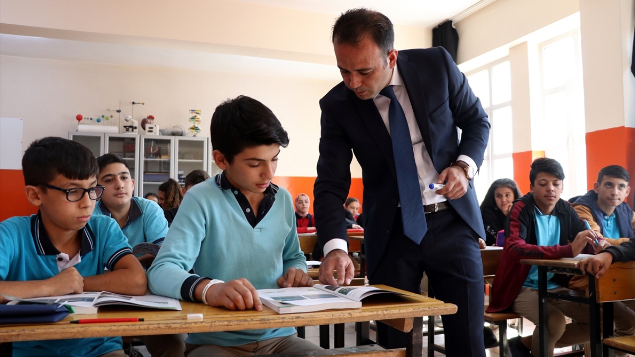 Kurs sonrası kendi imkanlarıyla model uçak yapımına başlayan Göktaş, hayatına renk katan havacılık alanında mesleğini pilot olarak sürdürmeye karar verdi.